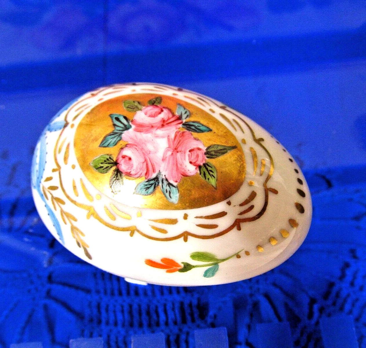 Peint Main In Limoges Trinket Boxe egg shape blue ribbon floral rose signed