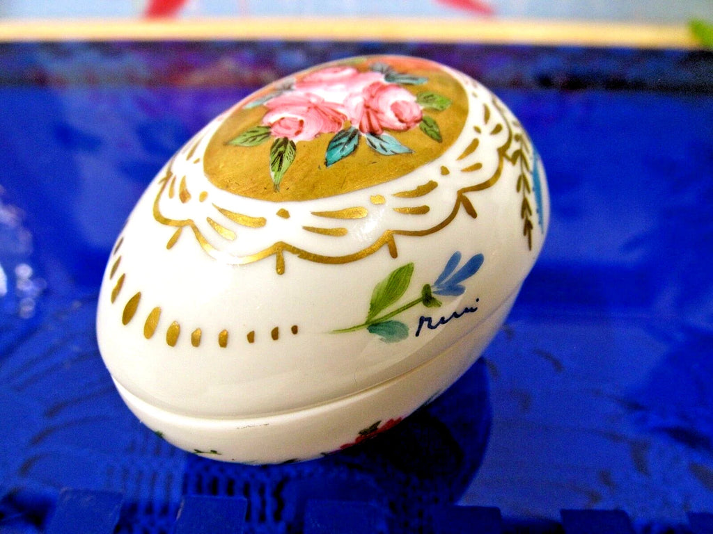 Peint Main In Limoges Trinket Boxe egg shape blue ribbon floral rose signed