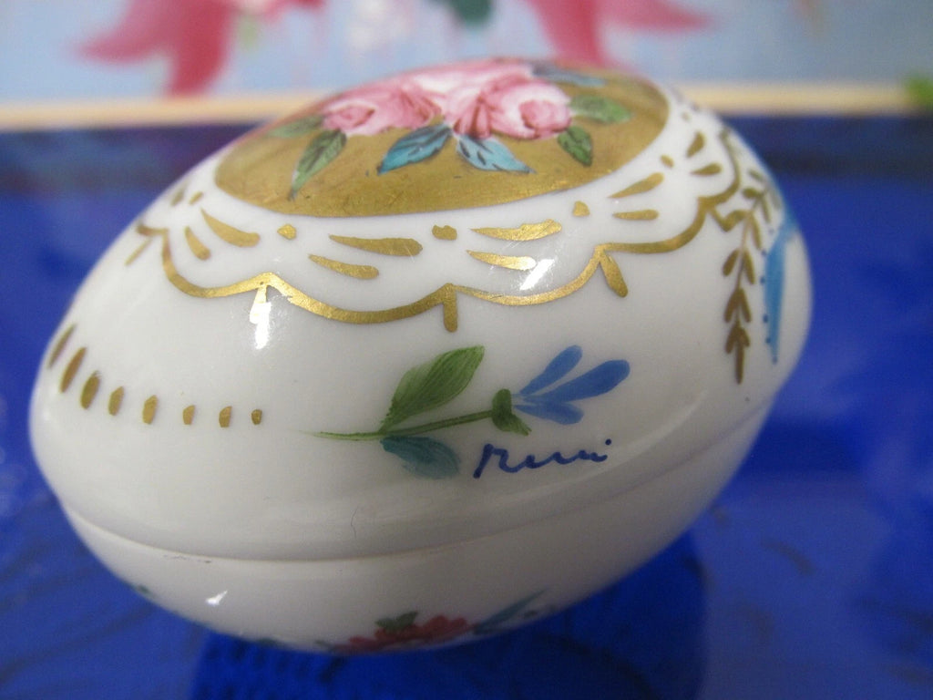 Peint Main In Limoges Trinket Boxe egg shape blue ribbon floral rose signed