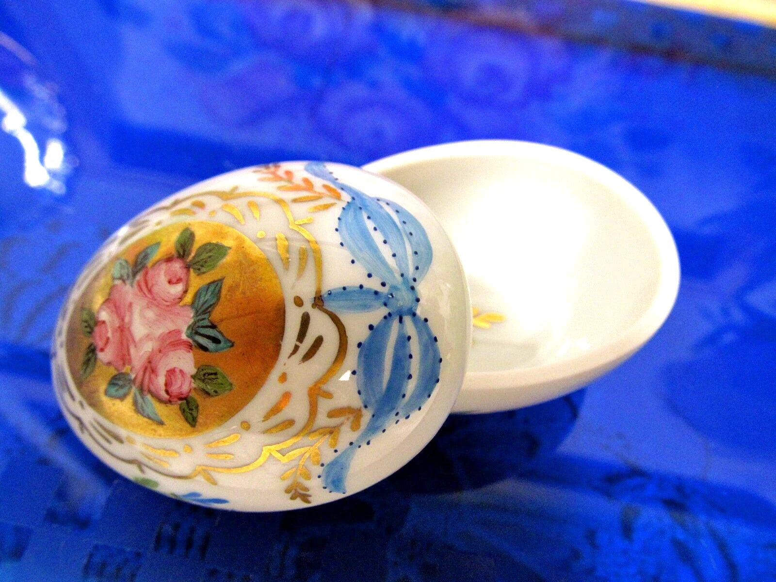 Peint Main In Limoges Trinket Boxe egg shape blue ribbon floral rose signed