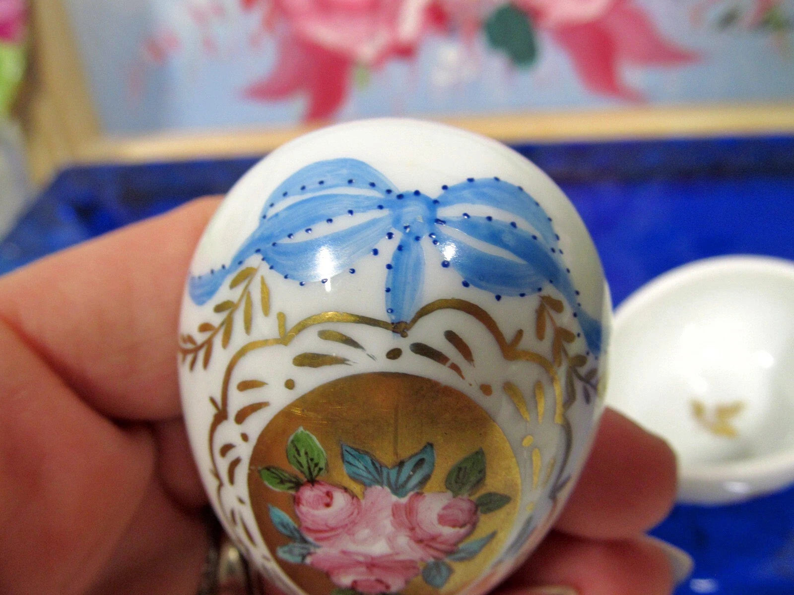 Peint Main In Limoges Trinket Boxe egg shape blue ribbon floral rose signed